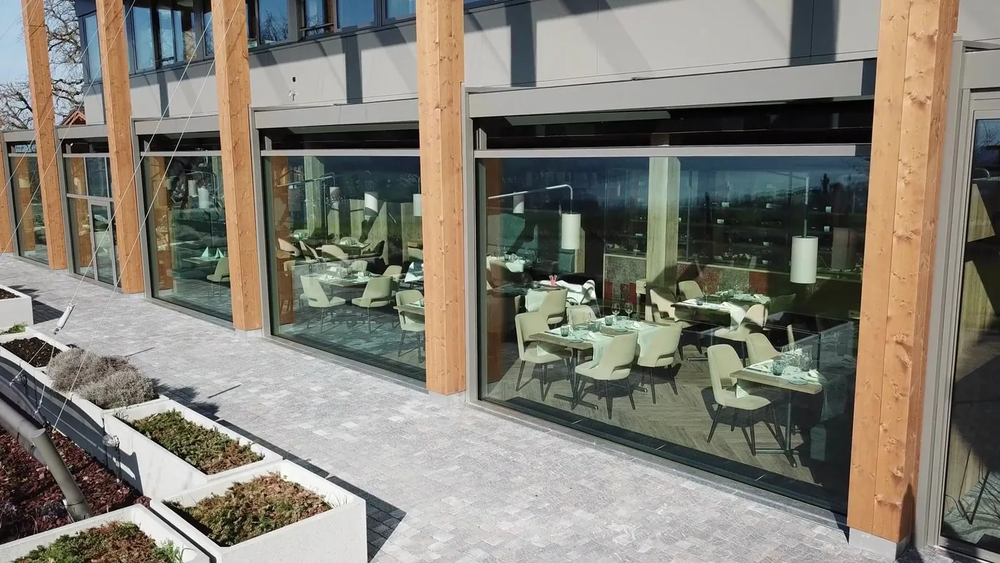 Senkfront und bewegliche Glasfassade beim Restaurant Eichberg